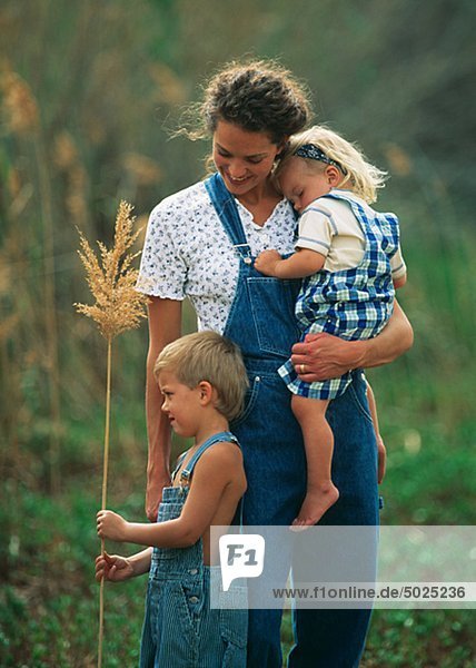 Mutter und Kinder im Feld