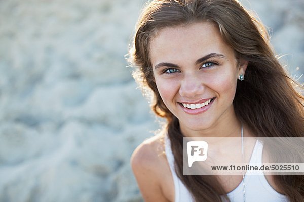 Teenagerin lächelnd am Strand