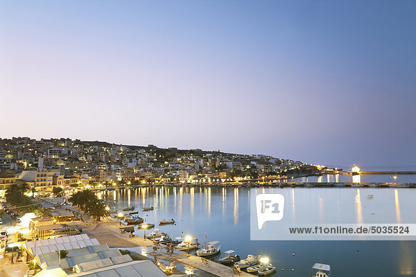 Griechenland  Kreta  Sitia  Blick auf die Stadt mit Hafen in der Abenddämmerung