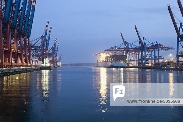 Deutschland  Hamburg  Burchardkai  Blick auf das Containerschiff im Hafen