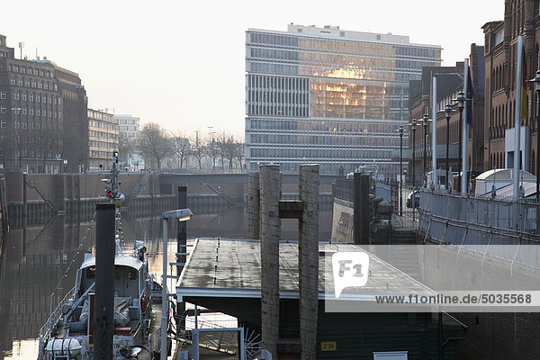 Deutschland  Hamburg  Ansicht Bürogebäude Deichtor und Boot im Vordergrund