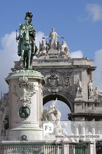 Portugal  Lissabon  Statue von König Joseph I. in praca do comercio mit Triumphbogen im Hintergrund
