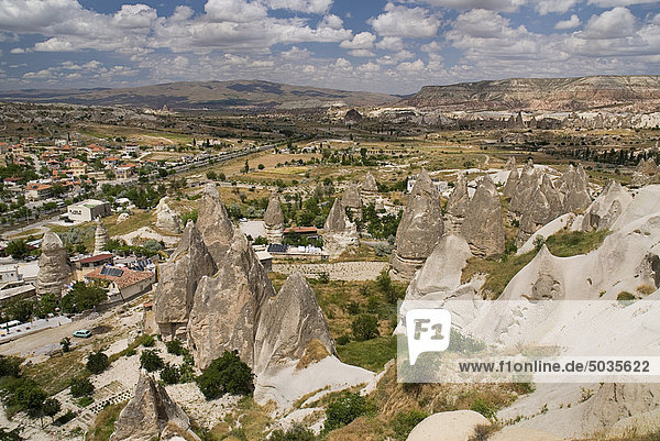 Türkei  Kappadokien  Goreme  Ansicht der Felsformation mit Gebäuden