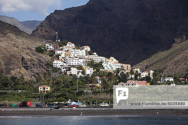 Spain  Canary Islands  La Gomera  Valle Gran Rey  La Calera  Tourist on beach with mountains