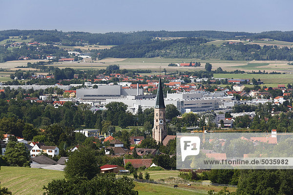 Deutschland Niederbayern Blick auf das Dingolfing mit BWM-Anlage