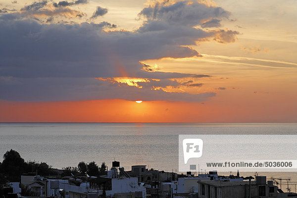 Griechenland  Kreta  Myrtos  Blick auf Sonnenaufgang im Dorf am Meer