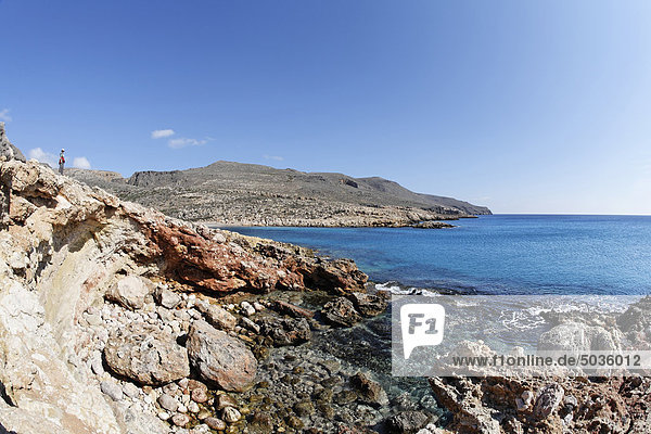 Griechenland  Kreta  Skinias  Blick auf die Bucht mit Felsen im Vordergrund