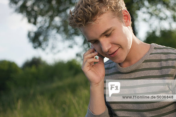 Teenager Junge mit Handy