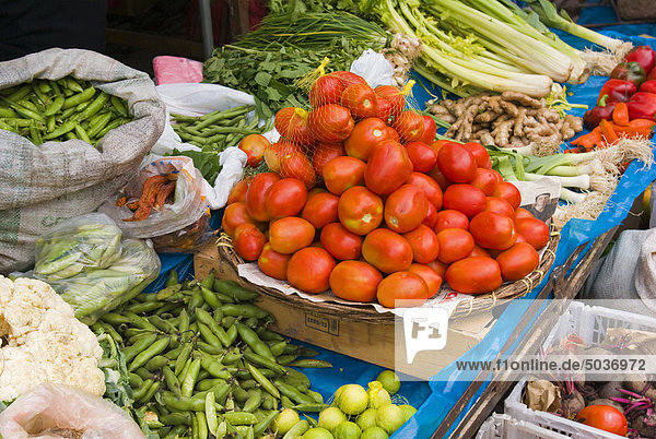 Display of Roma tomatoes and other fresh vegetables at Sunday market  Pisac  Sacred Valley  Peru