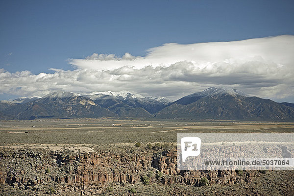 Ansicht des Gebirges über den Rio Grande außerhalb von Taos  New Mexico  USA