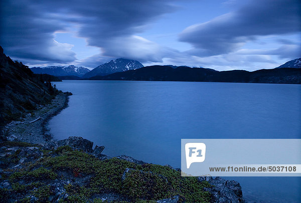 Atlin Lake bei Sonnenuntergang  Atlin Provinical Park  British Columbia  Kanada