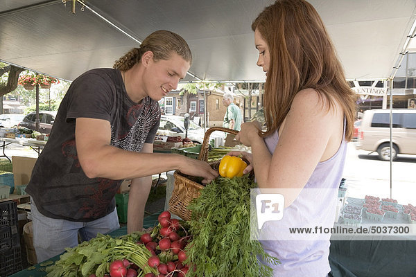 Junge Frau Einkauf Gemüse zu ein Bauernmarkt  Whitby  Ontario  Kanada