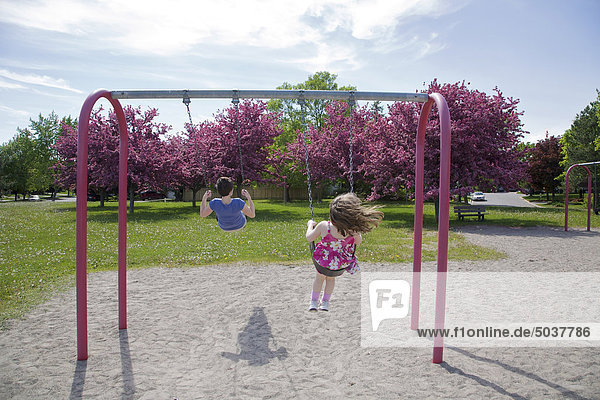 Mutter und 4-Jahr-alten Tochter auf Schaukeln im Frühjahr  Markham  Ontario  Kanada