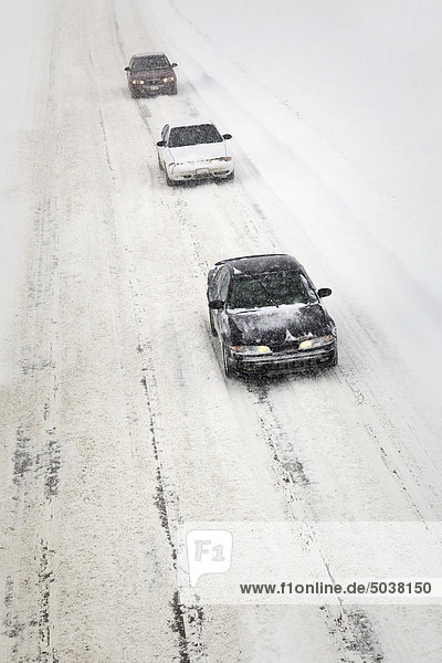 Verkehr auf der Straße in einem Schneesturm  Winnipeg  Manitoba  Kanada