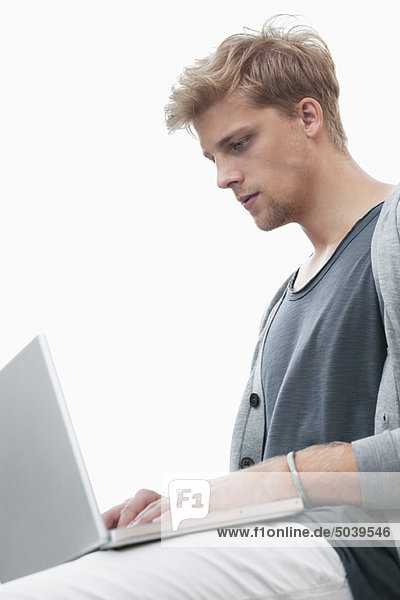 Junger Mann mit einem Laptop