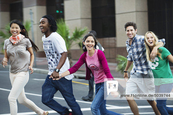 Gruppe junger Freunde beim Überqueren der Straße