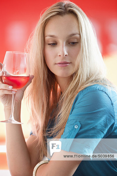 Junge Frau bei Rotwein und Denken in einer Bar