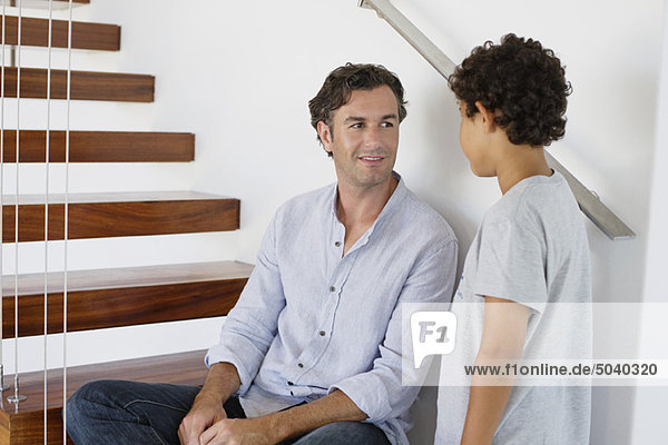 Mittlerer Erwachsener Mann im Gespräch mit seinem Sohn