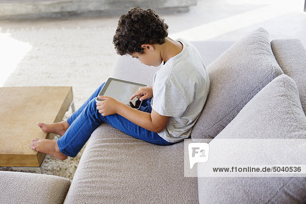Seitenprofil eines Jungen mit einem digitalen Tablett