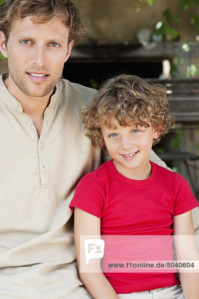 Porträt eines Vaters und Sohnes mit Lächeln