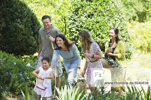 Fröhliche Mehrgenerationen-Familie im Garten genießen