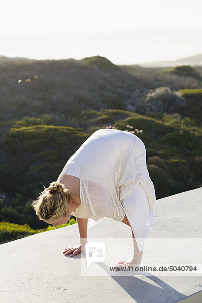 Mittlere erwachsene Frau  die Yoga praktiziert