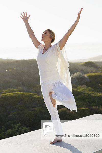 Mittlere erwachsene Frau  die Yoga praktiziert