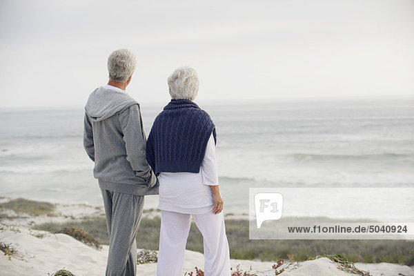 Rückansicht eines Seniorenpaares mit Blick aufs Meer