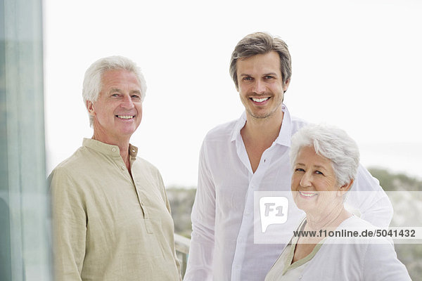 Porträt einer gemeinsam lächelnden Familie