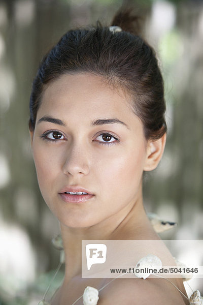 Porträt einer schönen jungen Frau mit Muschelkette