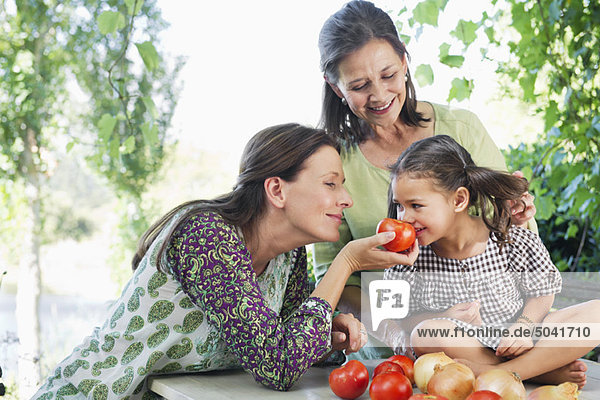 Mehrgenerationen-Familie duftende Tomaten