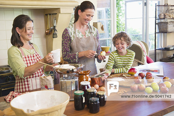 Mehrgenerationen-Familienkost in der Küche