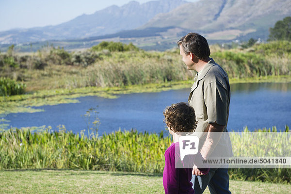 Vater und Sohn schauen auf den Teich
