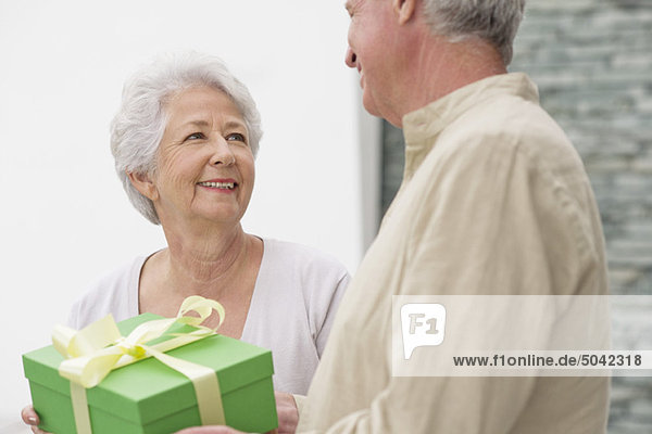 Seniorenpaar mit einer Geschenkbox