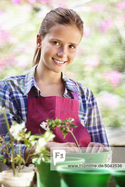 Porträt eines Mädchens mit Gartenarbeit und Lächeln