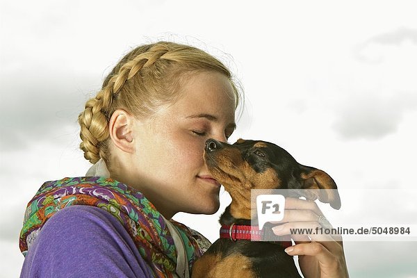Junge Frau mit Hund
