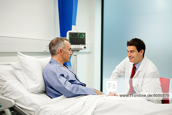 Männlicher Patient mit Arzt
