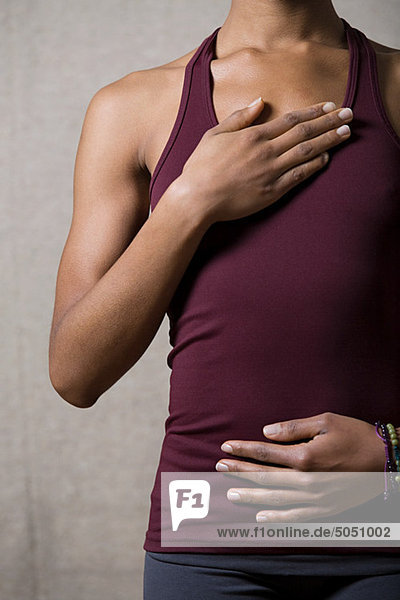 Frauen  die tief atmen  Brust und Bauch berühren