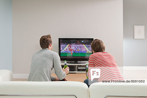Zwei junge Männer beim Fußball im Fernsehen