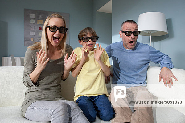Familie beim Anschauen von 3D-Filmen zu Hause