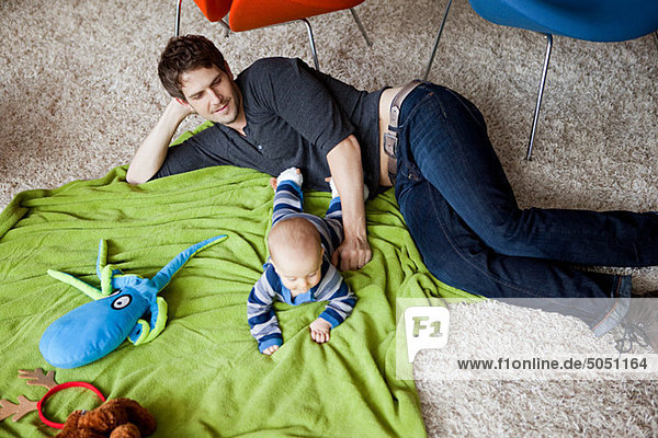 Menschlicher Vater Sohn Zimmer Wohnzimmer Baby spielen