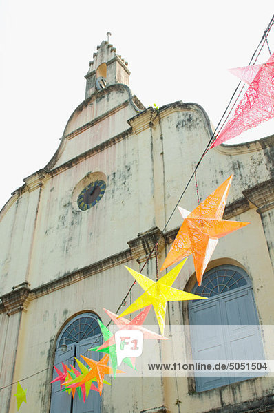 Bunten Dekorationen außerhalb der katholischen Kirche in Cochin  Kerala