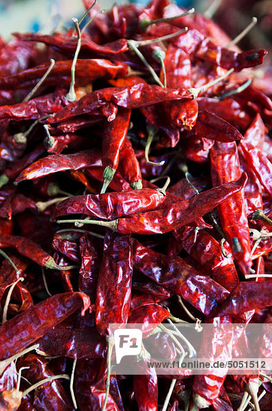 Getrocknete rote Chillies auf einem Markt in Mysore  Karnataka