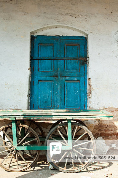 Hölzernen Wagen an eine blaue Tür  Mysore  Karnataka