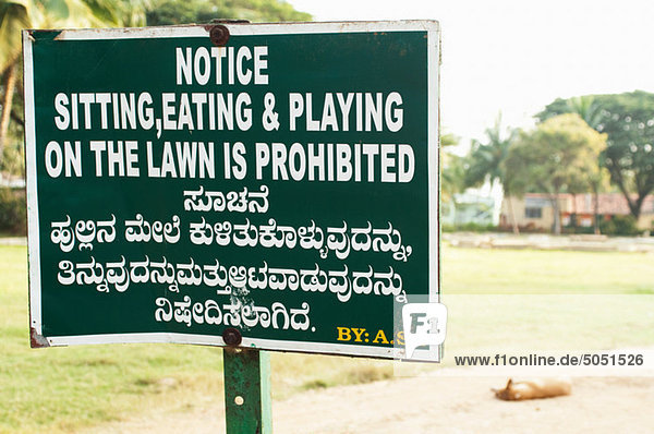 Verbietend Zeichen und schlafender Hund draußen ein Tempel in Karnataka