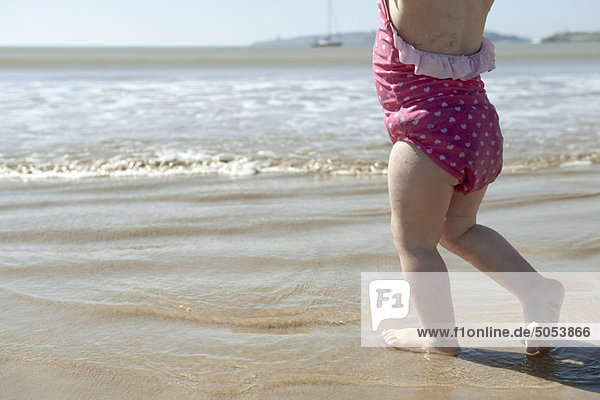 Kleinkind Mädchen beim Surfen am Strand  niedrige Sektion