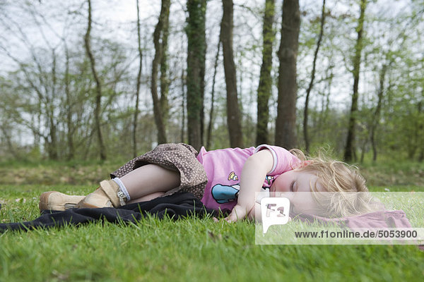 Kleinkind Mädchen macht ein Nickerchen im Freien
