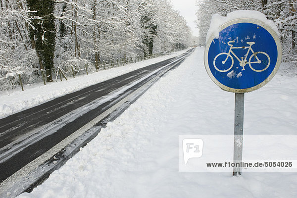 Fahrradwegweiser im Winter