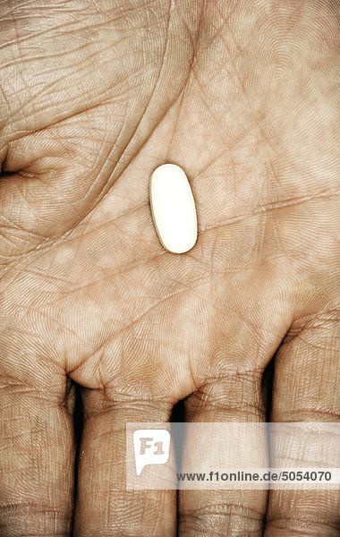 Einzelne Pille in der Hand