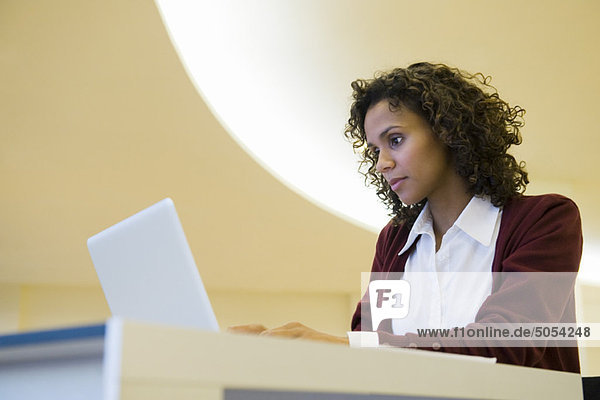 Geschäftsfrau bei der Arbeit am Laptop